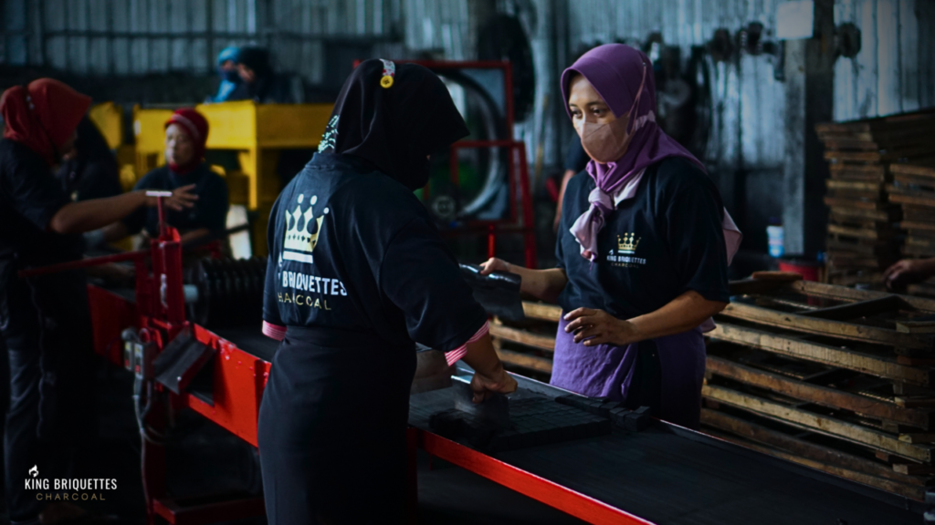 The molding process of cube briquettes charcoal